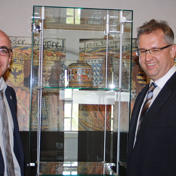 Die beiden Bürgermeister René Hartnauer und Martin Dannhäußer vor einer Vitrine im Krügemuseum