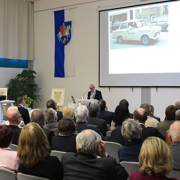 Bürgermeister René Hartnauer aus der Partnerstadt in Thüringen hält zum Festakt eine Rede