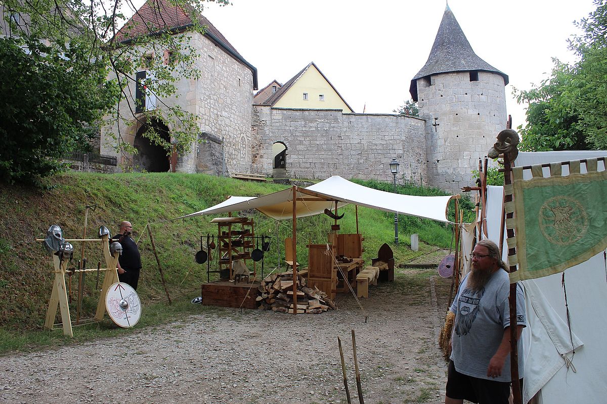 Das Foto zeigt ein Wikingerlager vor dem Hinteren Tor während des Mittelaltermarktes 2019