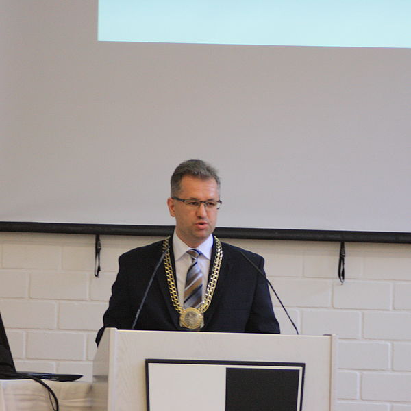 Erster Bürgermeister Martin Dannhäußer hält zum Festakt eine Rede