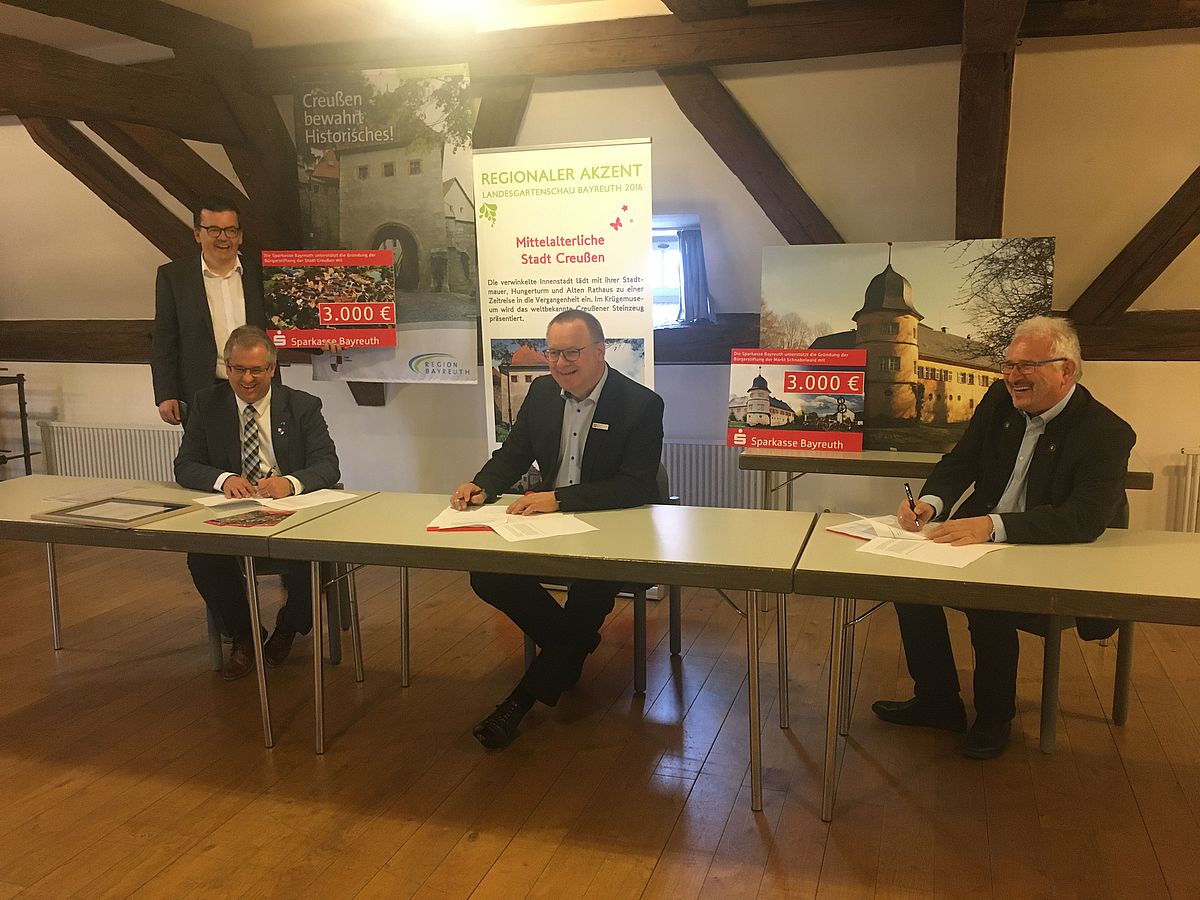 Das Bild zeigt die Herren bei der Unterzeichnung der Stiftungsurkunden im Vortragssaal des Alten Rathauses Creußen